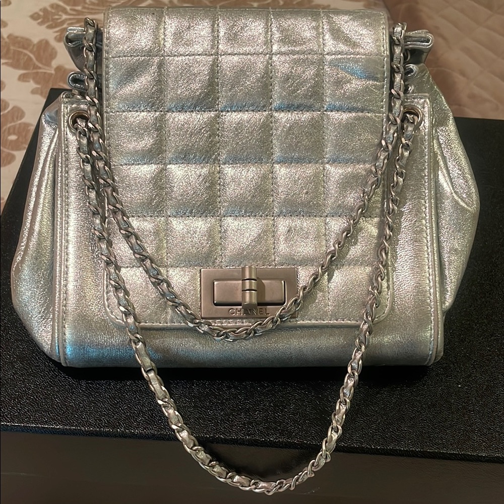 Chanel Metallic Silver Quilted Shoulder Bag - Picture 2 of 8